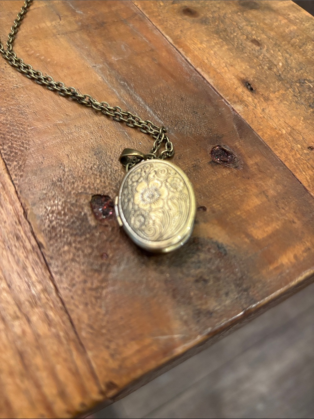 Vintage Floral Oval Locket Necklace - Gold Tone great gift